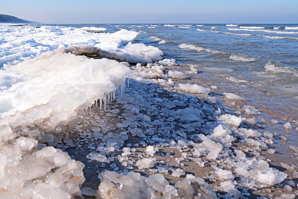 Zamarznięty Bałtyk, skute lodem morze, zima 2021