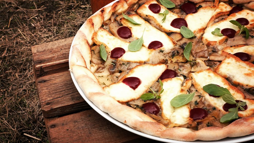 Jesień na talerzu w Restauracji Kobaltowa Pizza z wędzonym serem i żurawiną