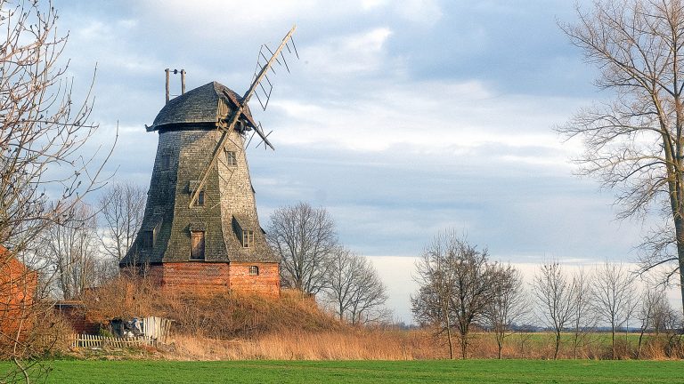 Wiatrak holenderski w Palczewie – zabytkowy drewniano–murowany wiatrak holenderski w Palczewie,